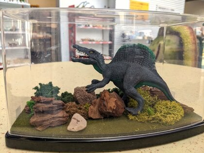 トリケラトプスに乗れちゃう！恐竜スノードームづくりで夏休みの宿題に