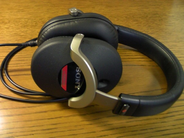 SONYのモニター用ヘッドホンのフラグシップモデル「MDR-Z1000