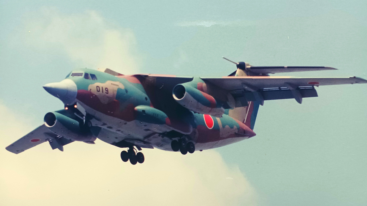 劇的ビフォーアフター？！美保基地YS-11、再塗装でリフレッシュ完了