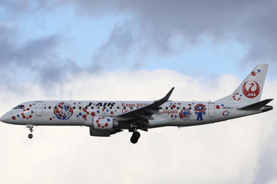 ジェイエア Embraer 190 JA252J 伊丹空港 航空フォト | by Fly