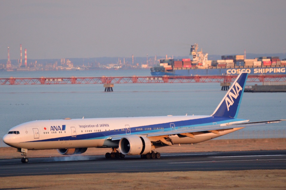 全日空 Boeing 777-300 JA795A 羽田空港 航空フォト | by Yabu_nyaさん