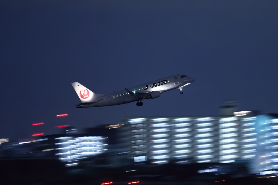 ジェイエア Embraer 170 JA221J 伊丹空港 航空フォト | by gubancheng