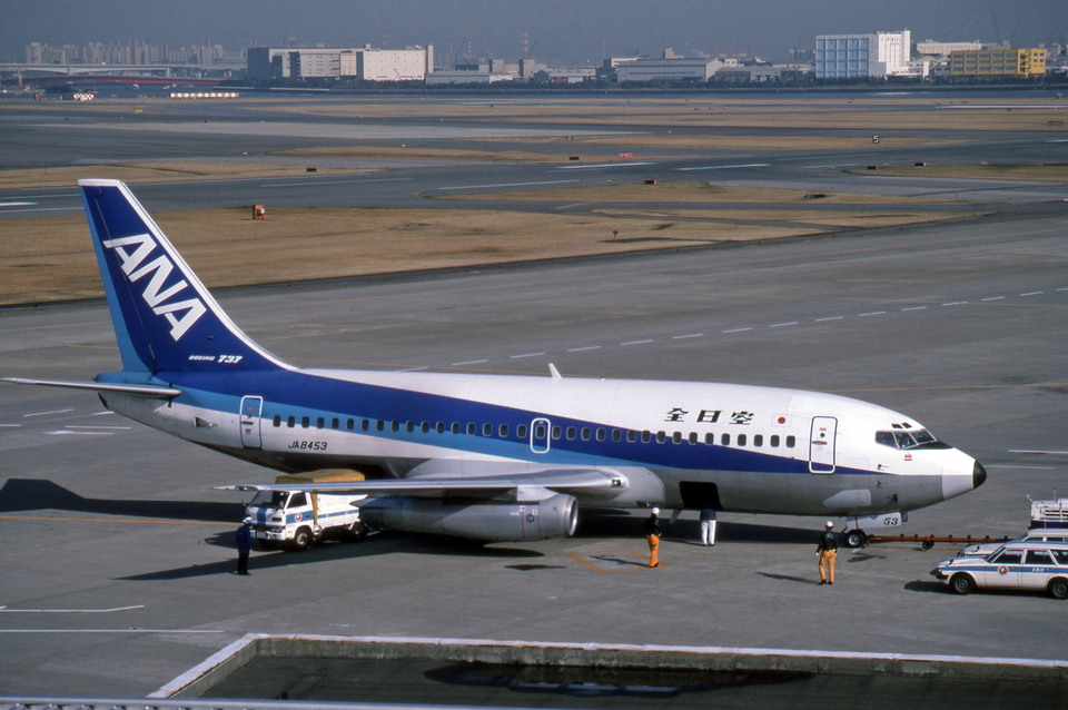 全日空 Boeing 737-200 JA8453 羽田空港 航空フォト | by Gambardier