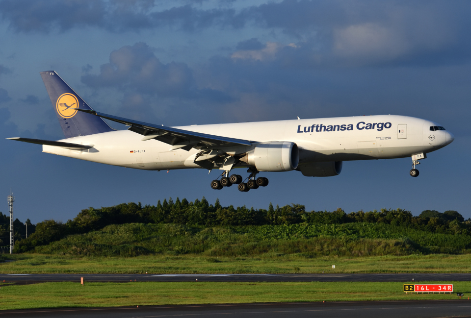 ルフトハンザ・カーゴ Boeing 777-200 D-ALFA 成田空港 航空フォト