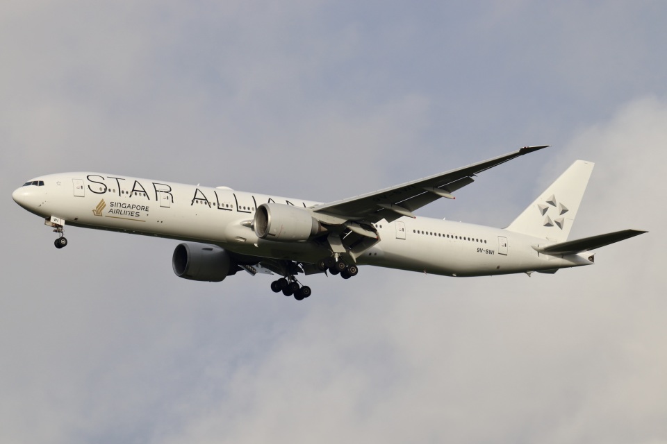 シンガポール航空 Boeing 777-300 9V-SWI 成田空港 航空フォト | by