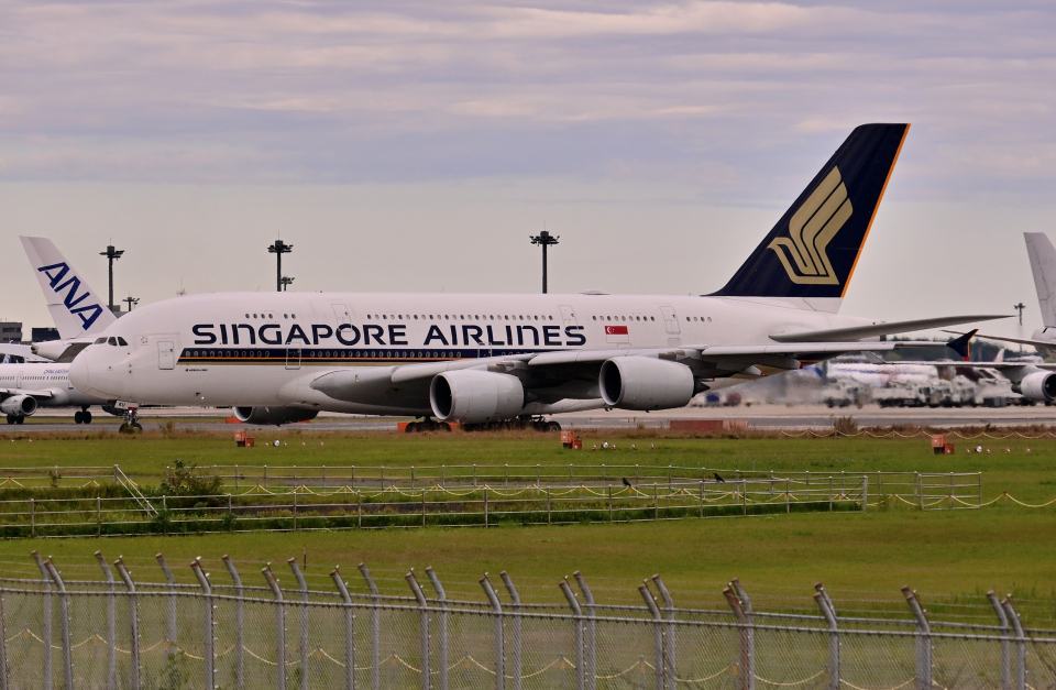 シンガポール航空 Airbus A380 9V-SKU 成田空港 航空フォト | by 雲霧