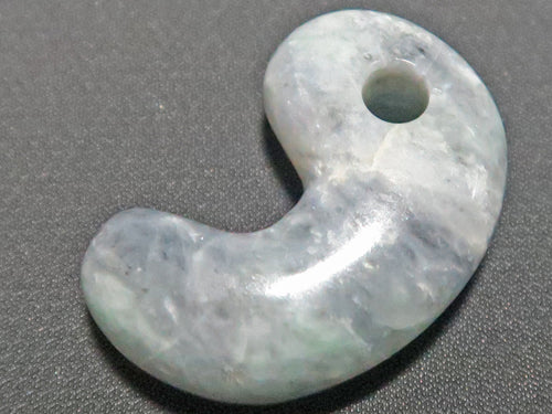 日本翡翠・糸魚川産・古代型・本勾玉（金山谷） – 天然石の店 ふうちゃん