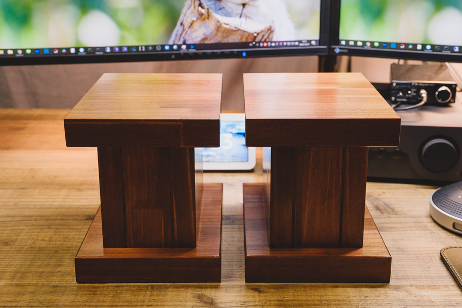 パソコンデスクにスピーカースタンドを導入したら凄く良かった話｜FUJI