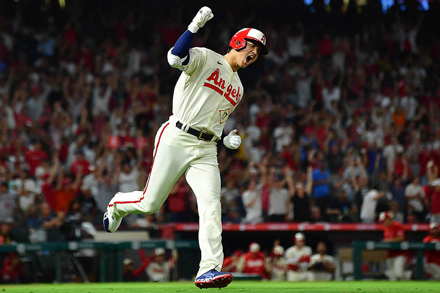 大谷翔平、逆転3ランで日本人初の2年連続30号 MVP争うジャッジの前で