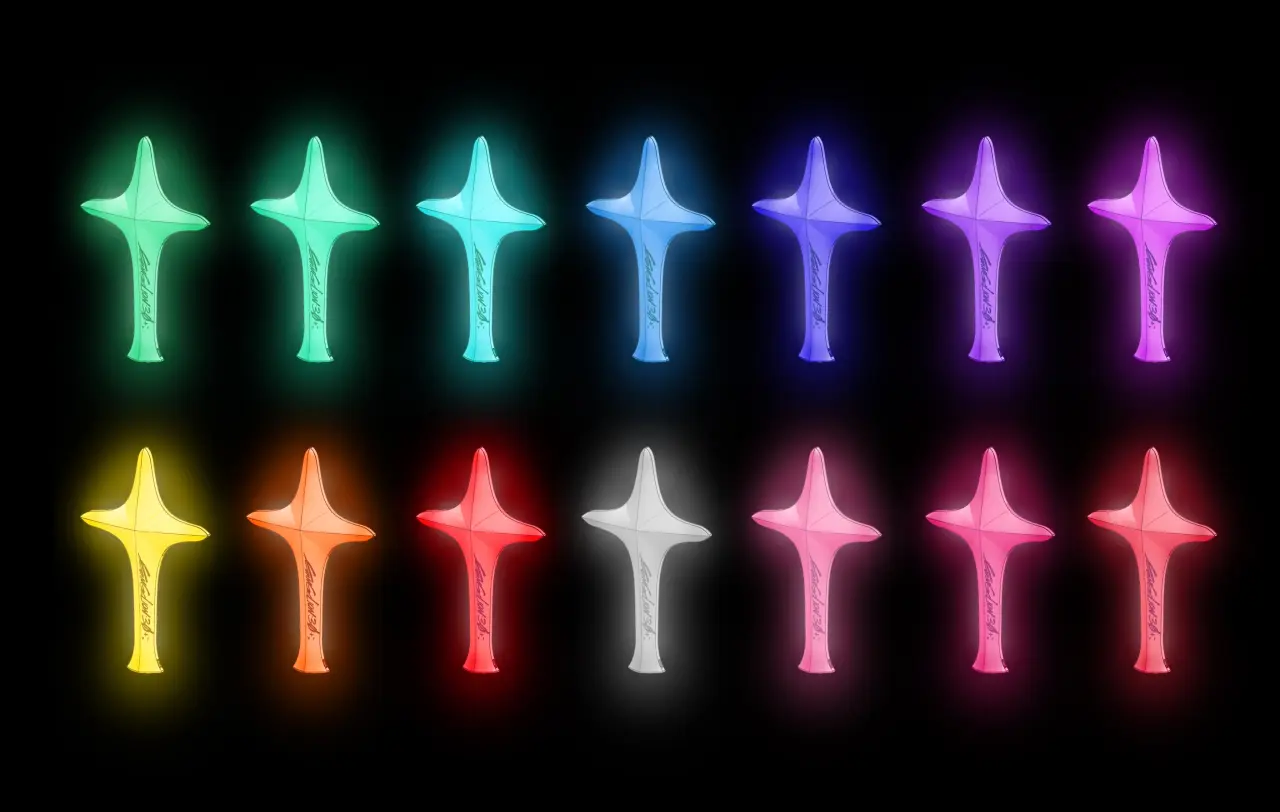 エヴァ』作中に登場するあの“十字型の光”を再現したペンライトが登場