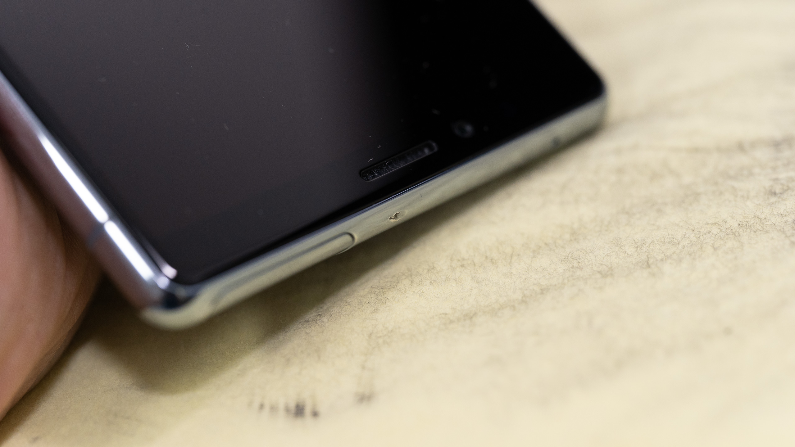 Xperia 1の金属フレームが凹んで傷ついたので貴金属磨きでピカピカにし