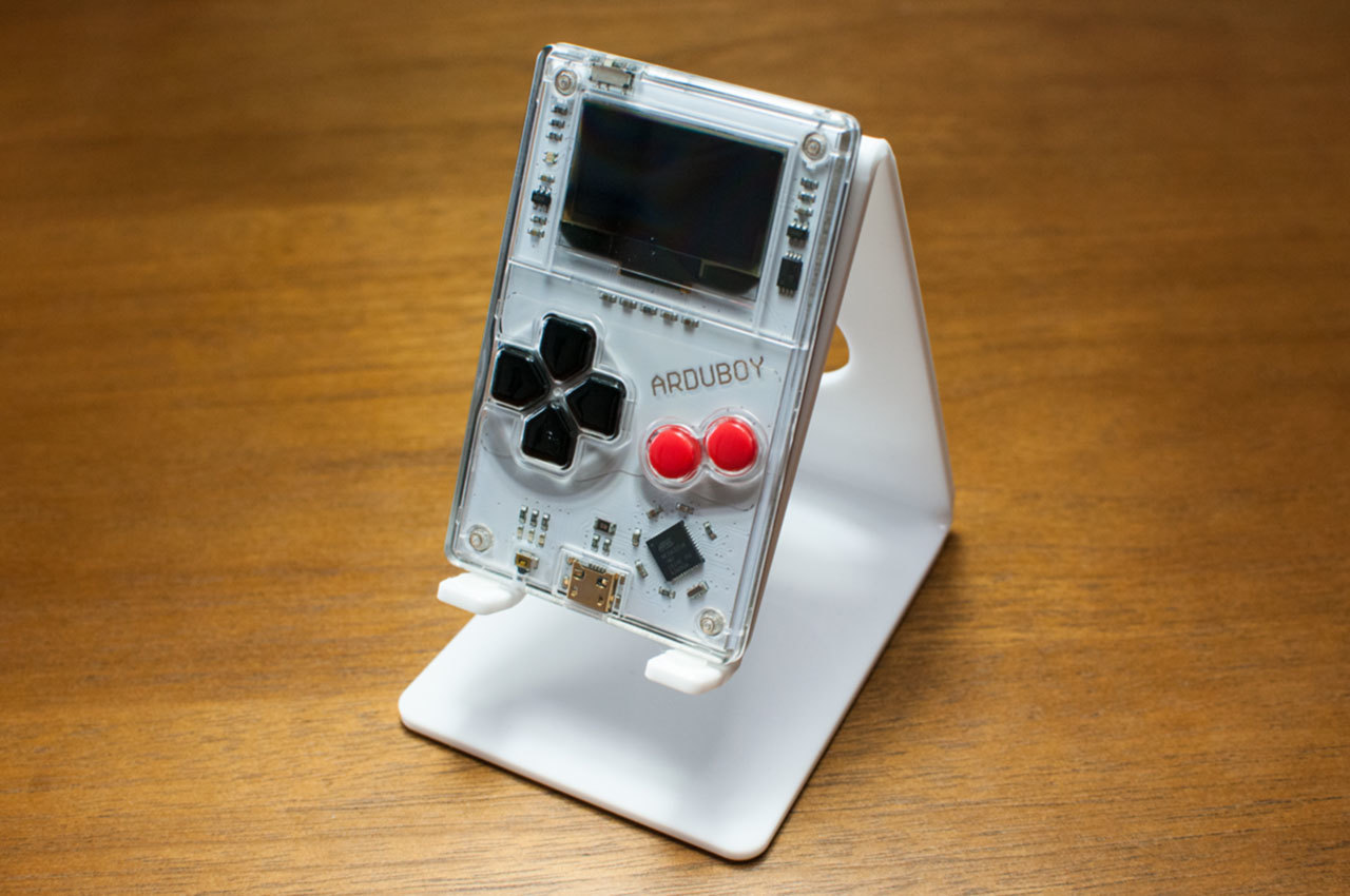 Arduboy」超薄型カードサイズで懐かしいデザインの組み込みゲーム機
