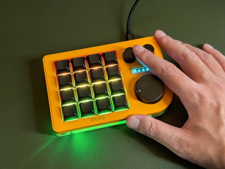 DOIO KB16 Macro Pad レビュー】カスタマイズで自分色に染め上げろ