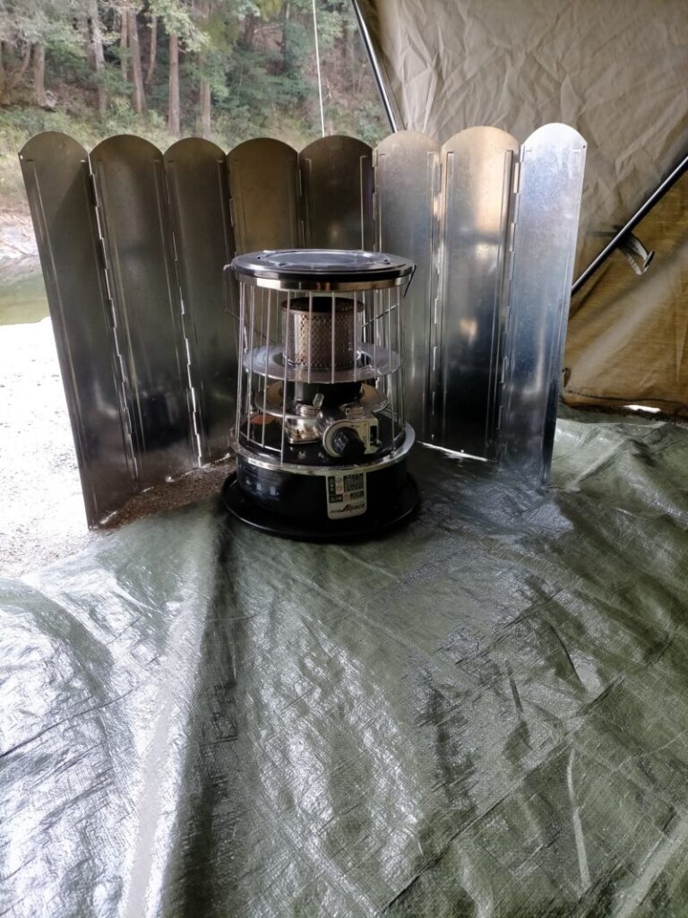 対流式石油ストーブには大型風防！反射効果抜群で快適なキャンプに！