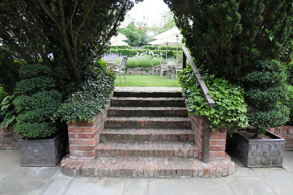 イギリスで見つけた！ おしゃれな階段のあるガーデン風景7選