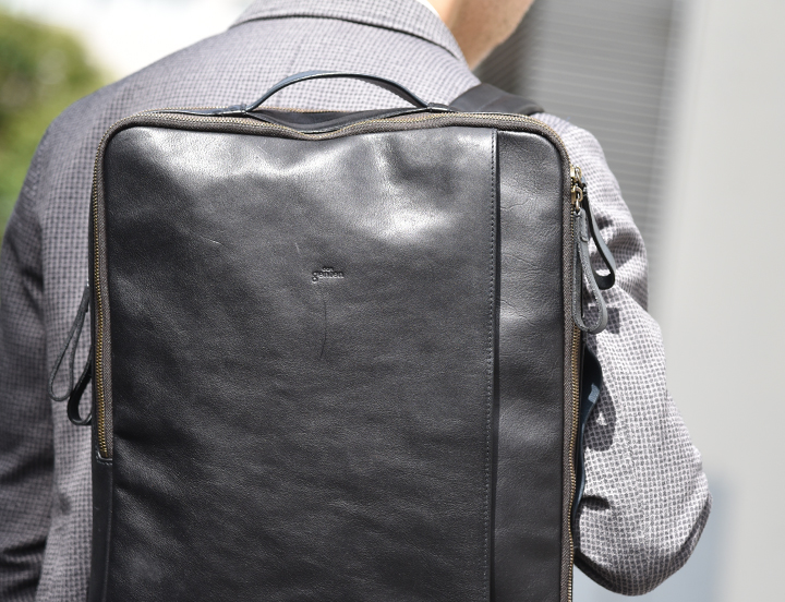 装いを引き締める、深い墨黒のヌメ革。 ビジネスバッグとフラグメント