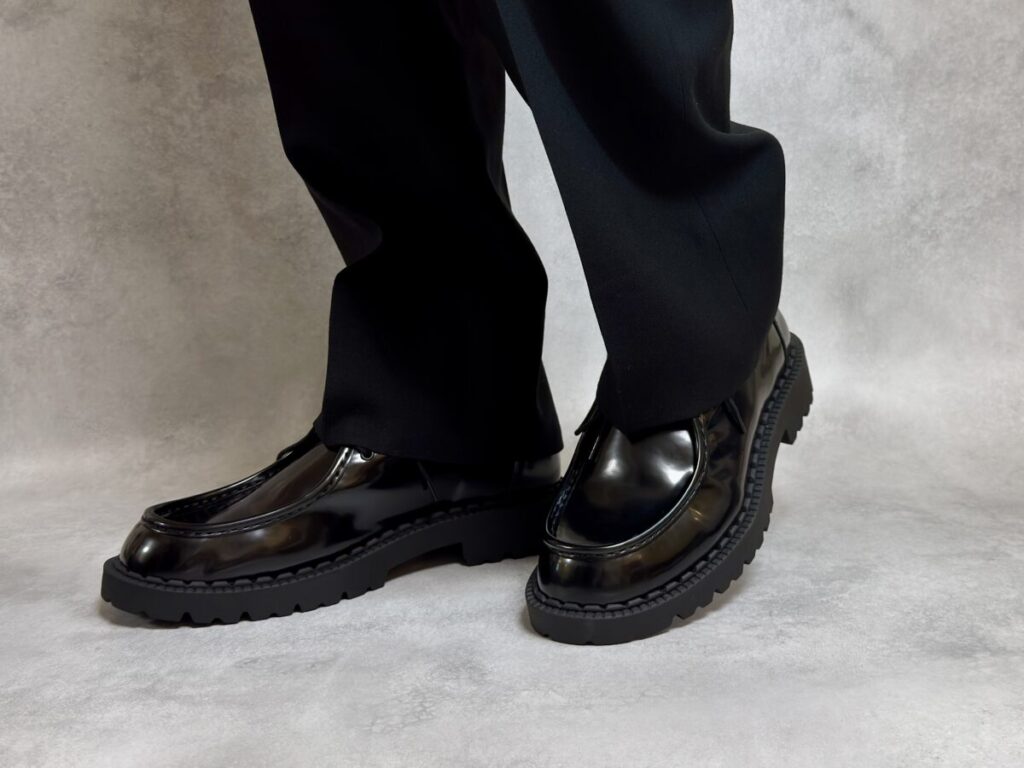 本音レビュー】ユニクロCの新作「レースアップシューズ」は、見た目と