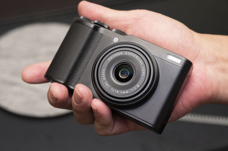 ポケットに入るAPS-Cプレミアムコンデジ「FUJIFILM XF10」 | CAPA