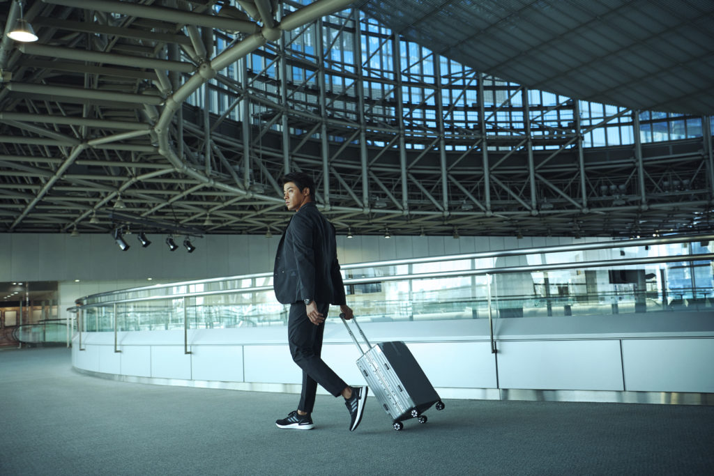 畳んで持ち運び可能なスーツ！アディダスとイセタンメンズの共同開発