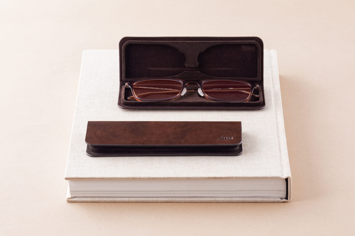 折りたたみ時薄さ約10mmのJINSの老眼鏡！ 取り出しやすい薄型の専用
