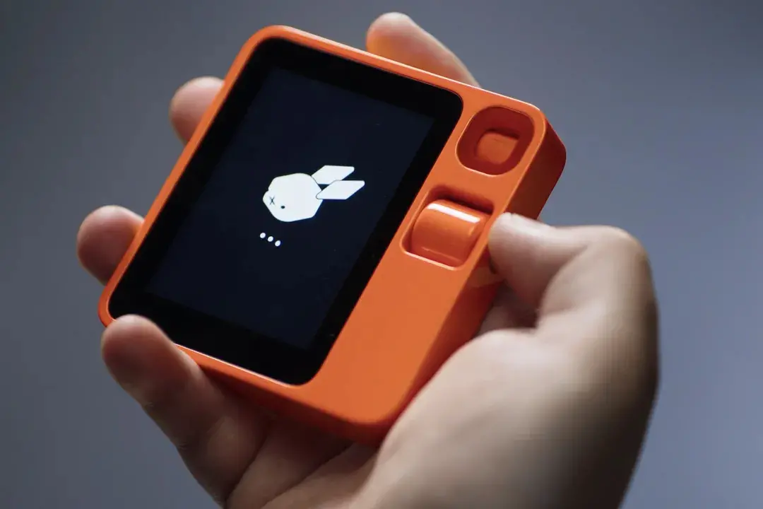 話題の「rabbit r1」は欠陥だらけ。「もはや救いようがない」と海外