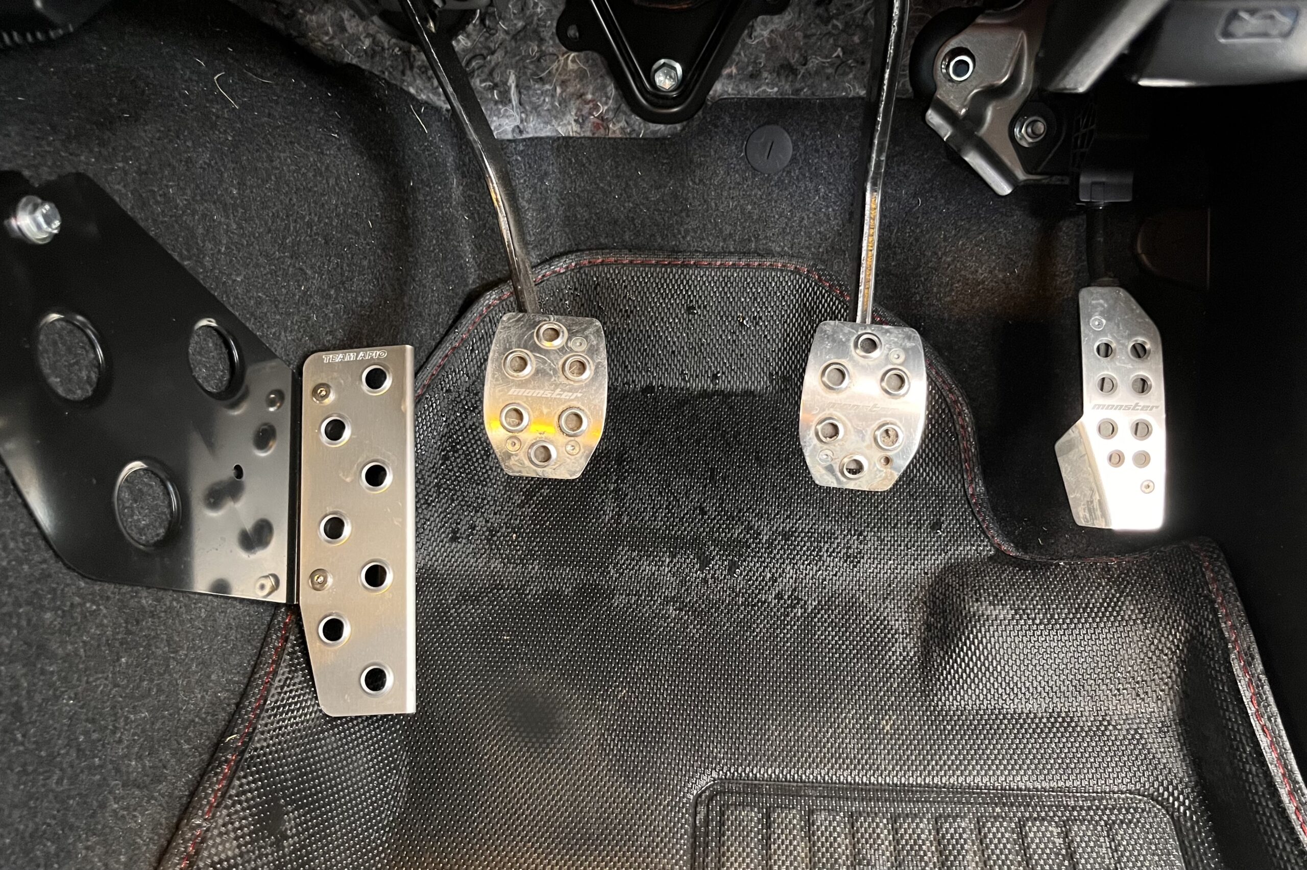 ジムニーJB64にアピオのフットレストを付けたのでレビュー | 新型