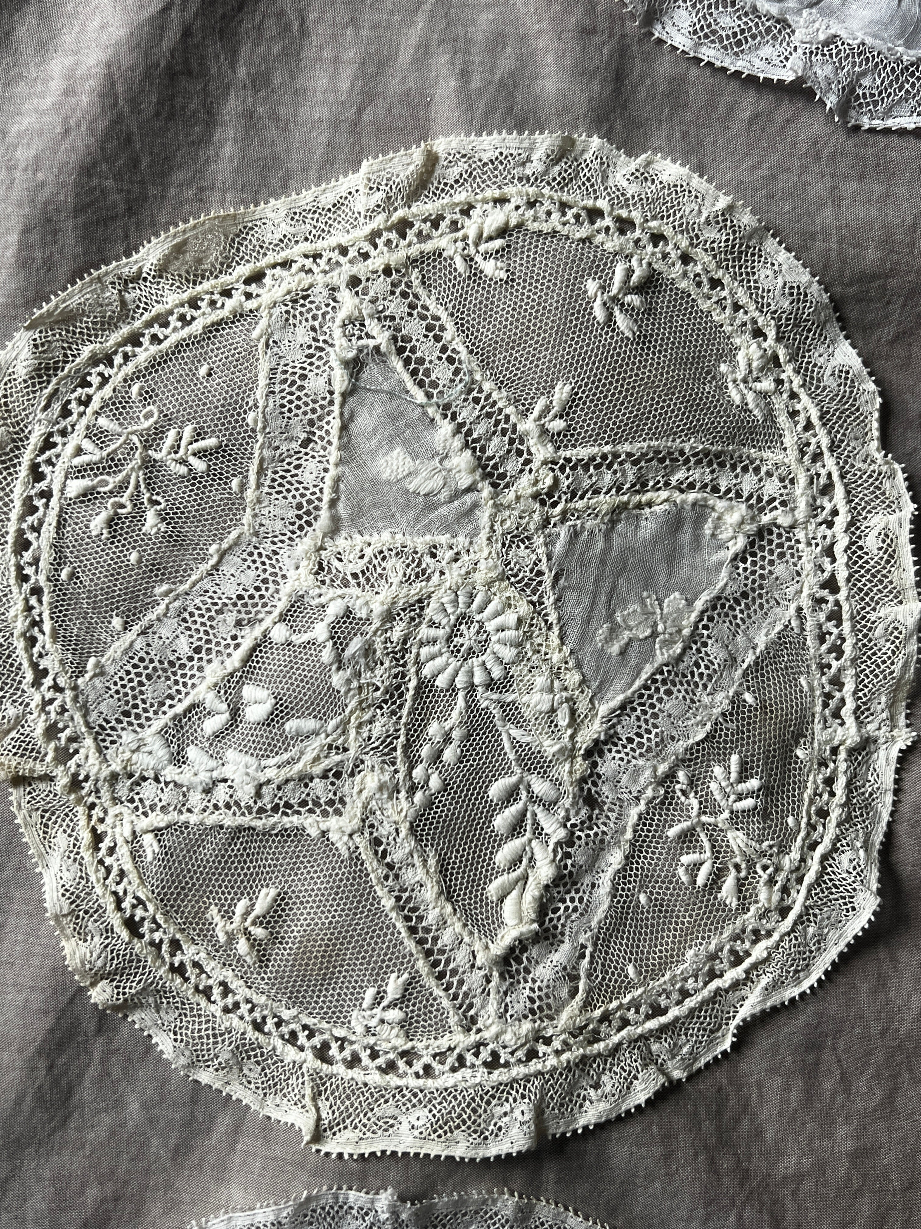 ノルマンディレースドイリーセット – France Antique 銀色アンティーク