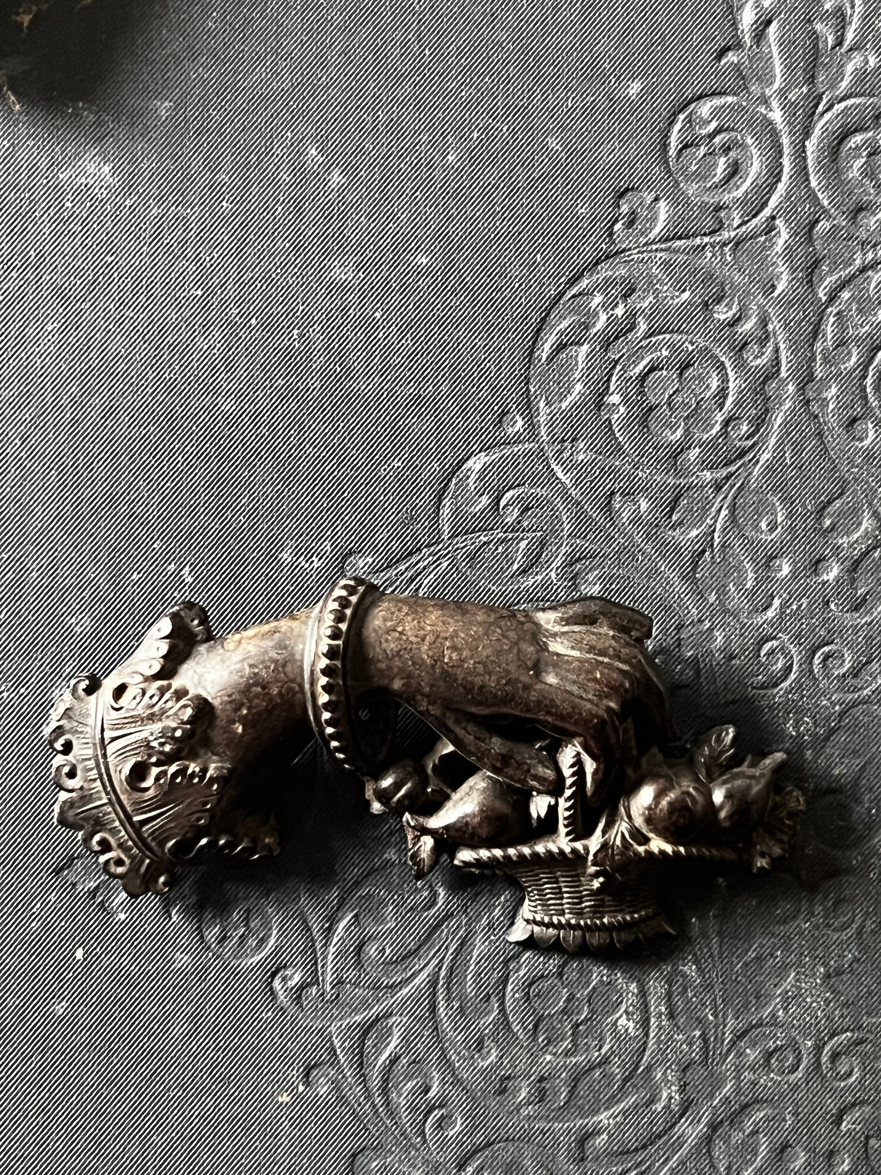 ハンドモチーフのブローチ – France Antique 銀色アンティーク