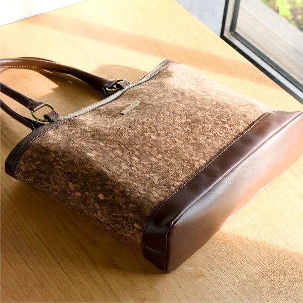 CONNIE Document Tote」コルクレザーを活用、モード感あふれるデザイン