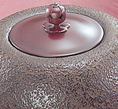 岩鋳 鉄瓶 23型南部肌（松つまみ） 1.9L 伝統工芸士4代目清末作 | 岩