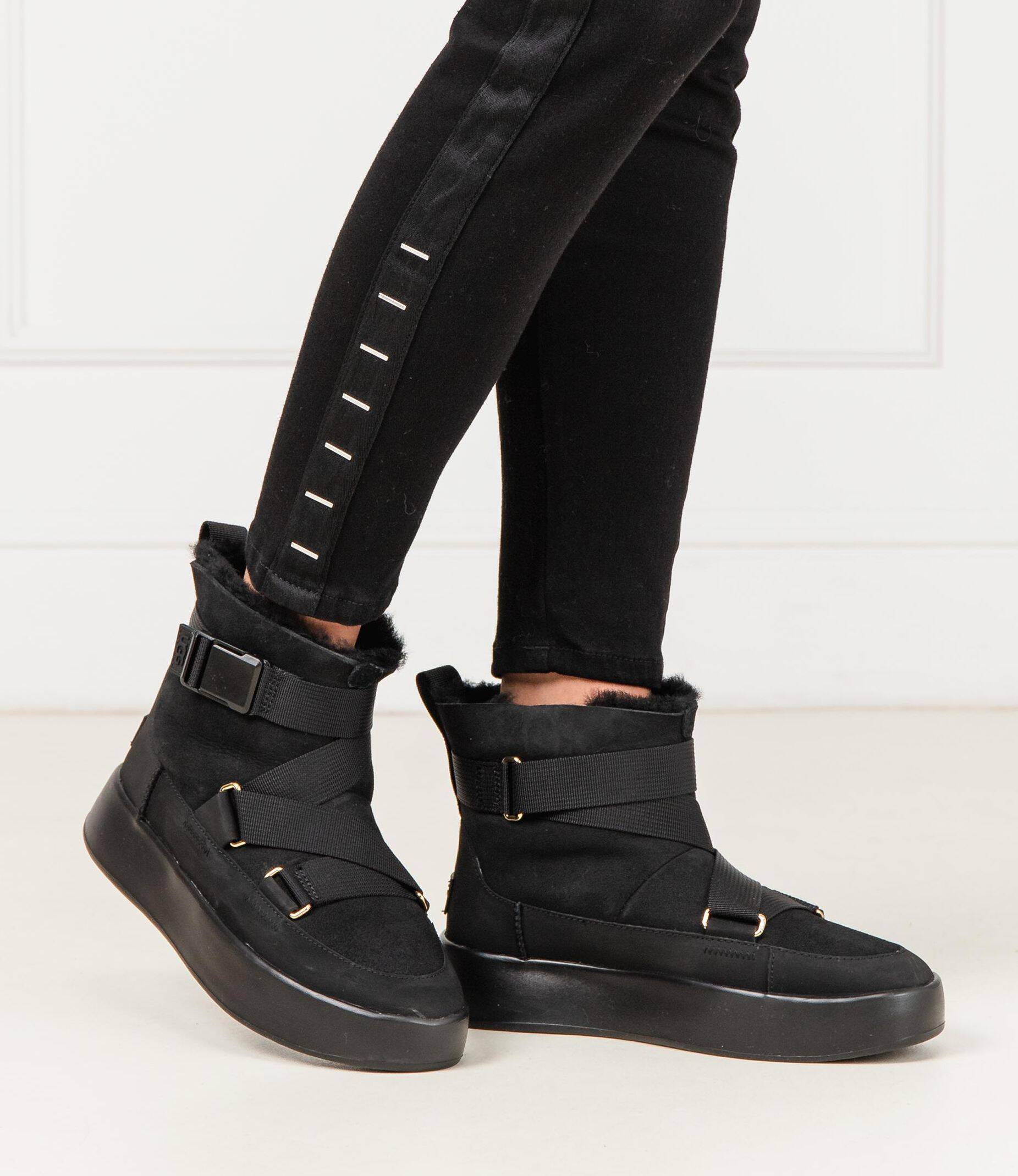 Leather snowboots CLASSIC BOOM BUCKLE UGG | color Black | Gomez.pl/en