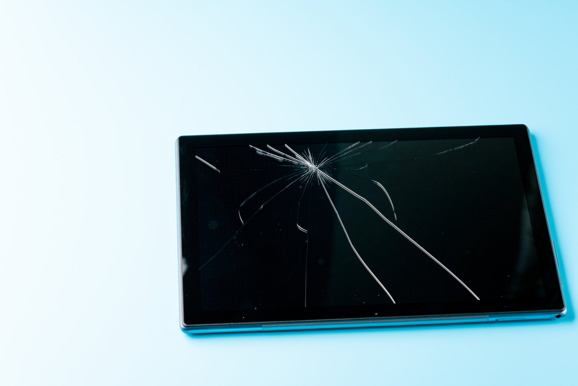 iPadの画面が割れたときの応急処置方法とは？修理方法や費用相場