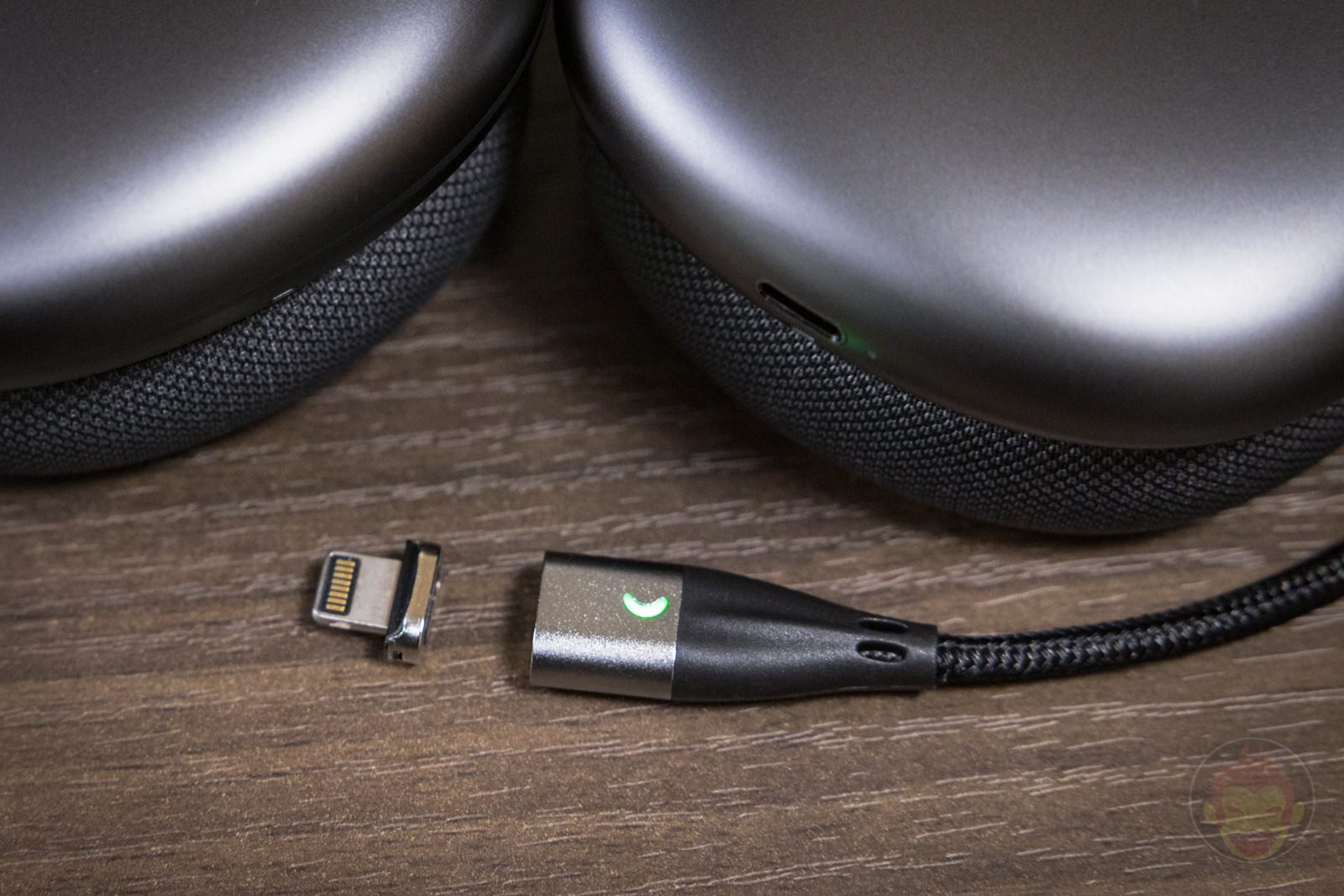 AirPods Maxの面倒な充電、マグネット式Lightningケーブルで改善