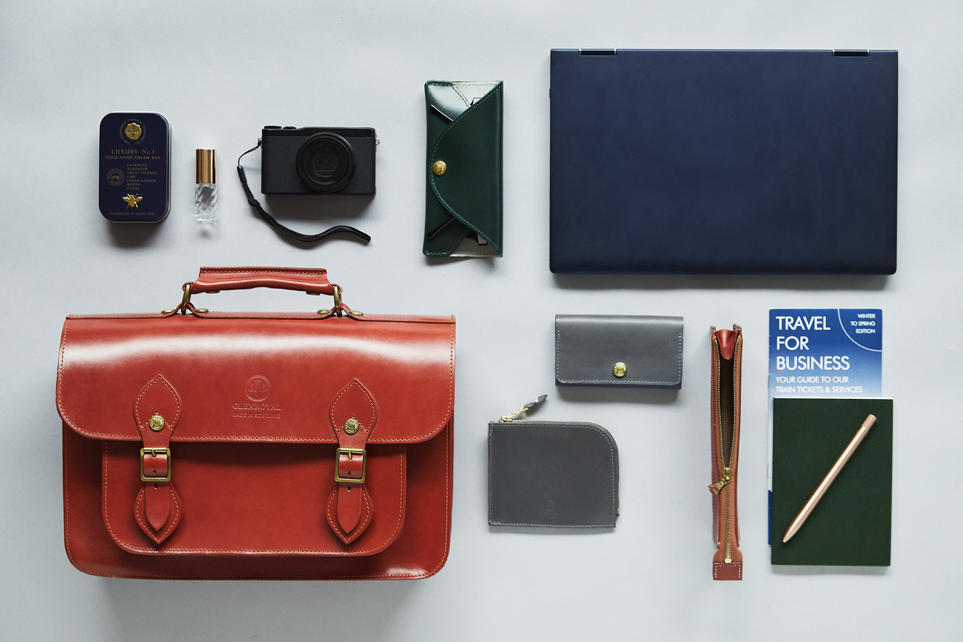 いま注目のキーアイテム｜SATCHEL BAG 13INCH DET STRAP - ブライドル