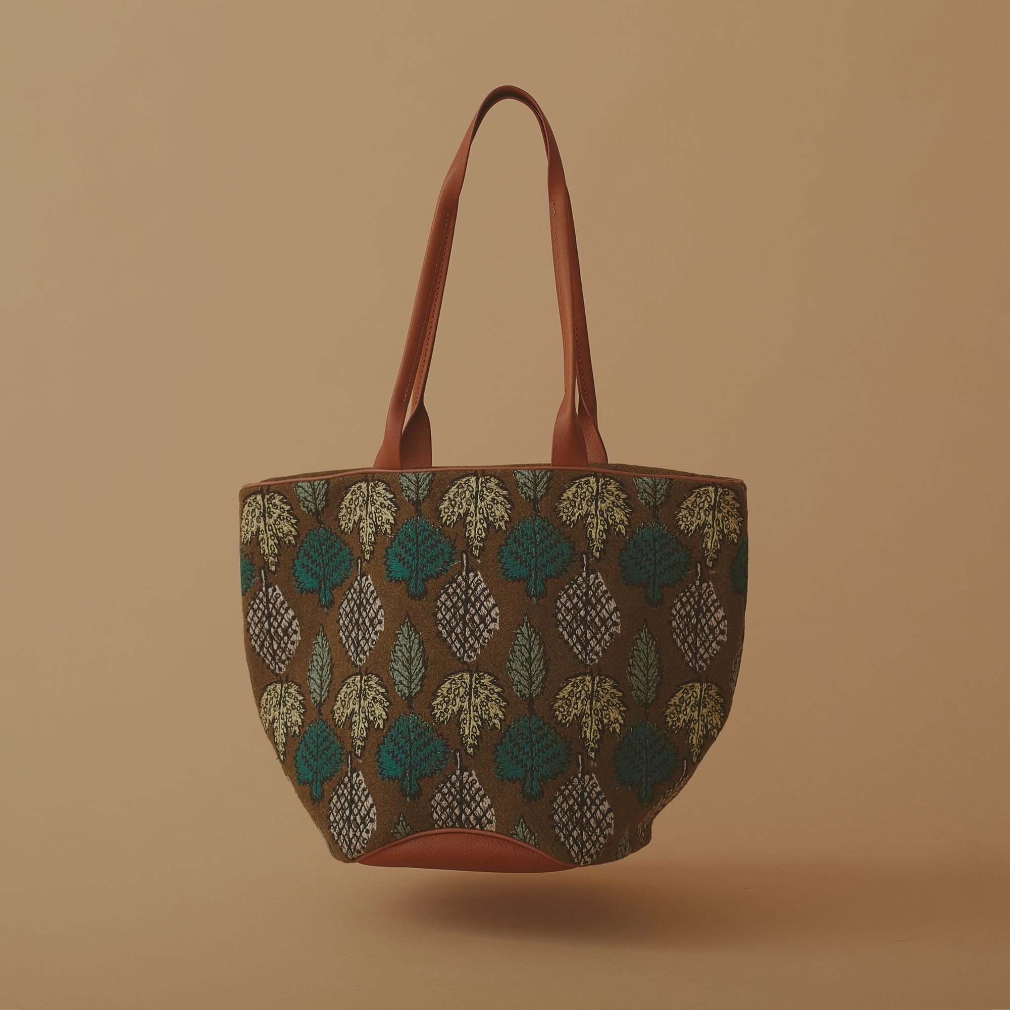 51205A ミナペルホネンハンドメイドブガッティLサイズ 51205A ミナ