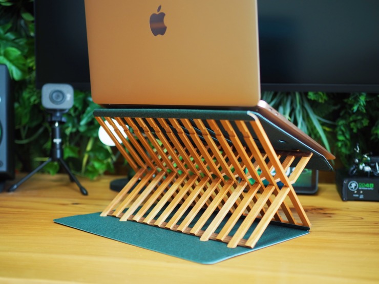 組格子 レビュー】粋な木製ノートPCスタンド。職人手作りの温もり感じ