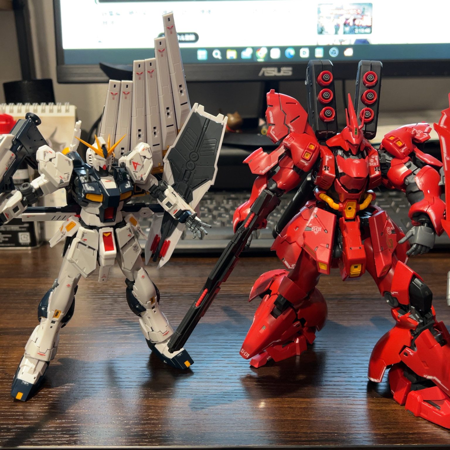 RG 1/144 νガンダム & RG 1/144 サザビー｜ヤガワさんさんのガンプラ