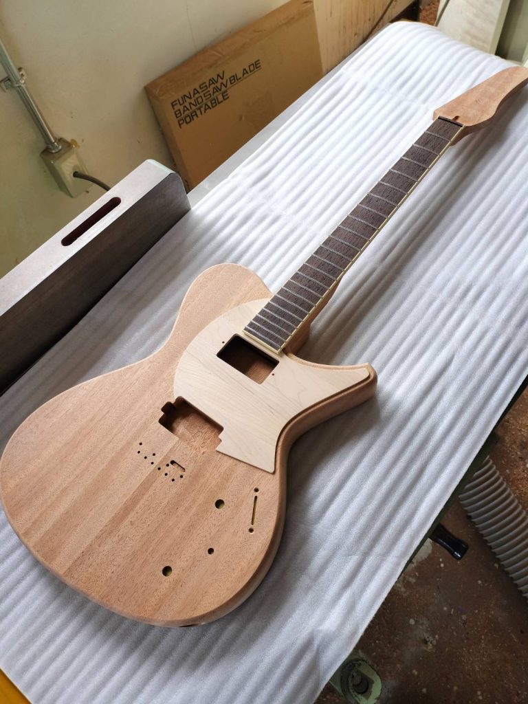 楽器完成】月産5本のハンドメイドギターSuzukaGuitarDesign/Tierra M