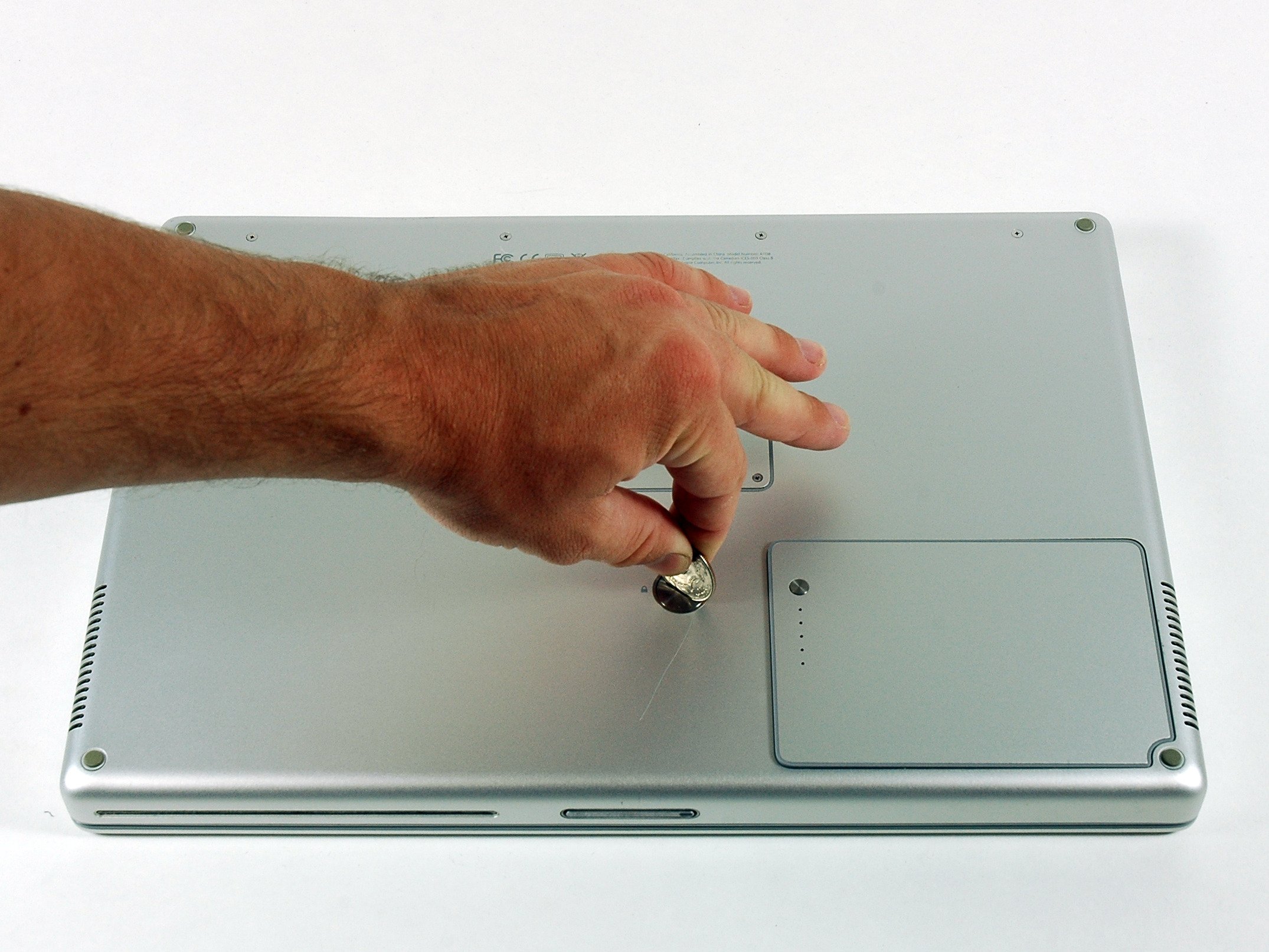 PowerBook G4 Aluminum 15インチ 1.67 GHzのバッテリーの交換 - iFixit