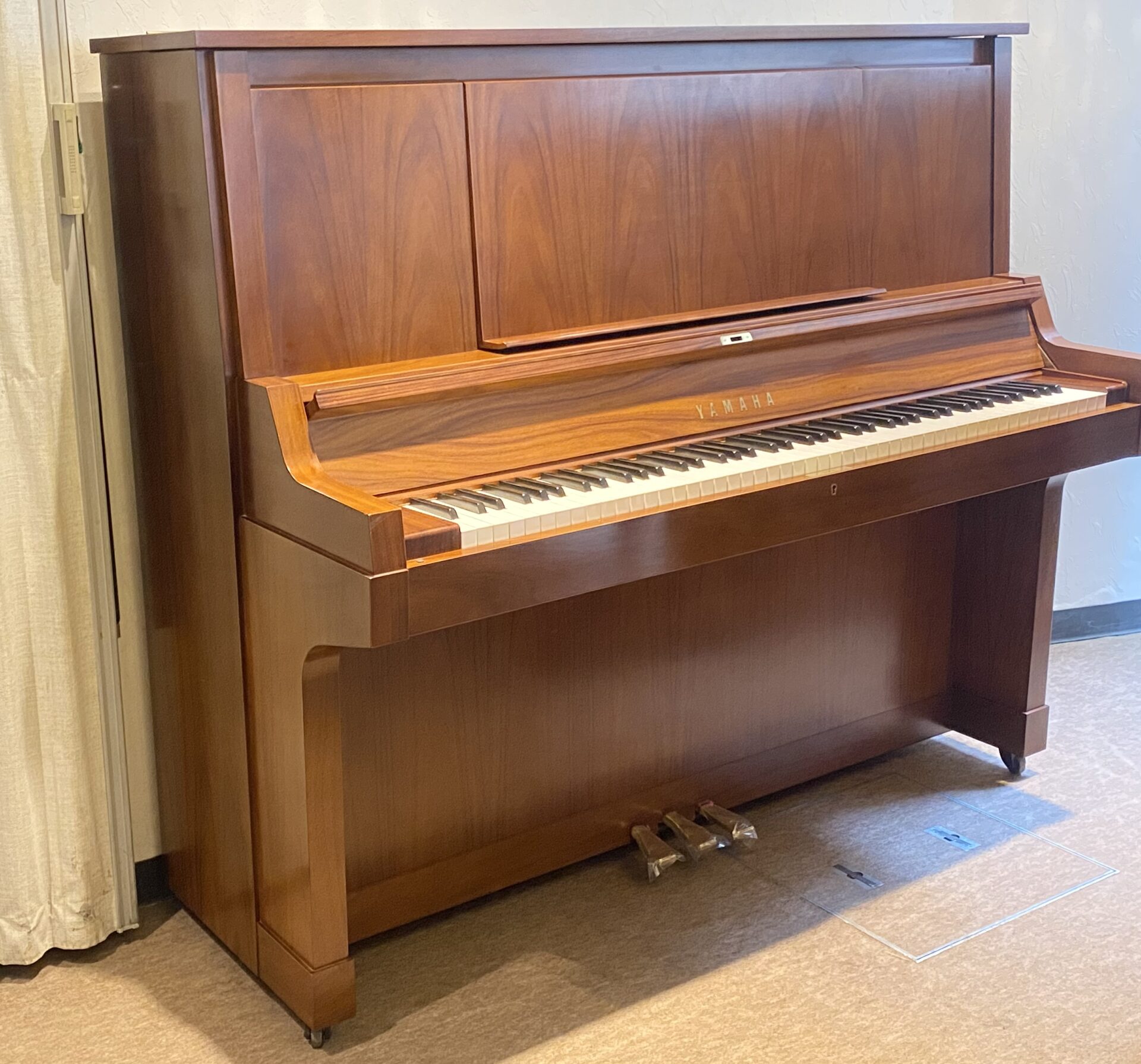YAMAHAの高級モデル 希少ローズウッド材の外装 W101 ※SOLD | 浜松ピアノ社