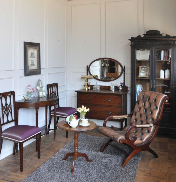 アンティークのコンソールテーブル、マホガニー材の高級感漂う英国の