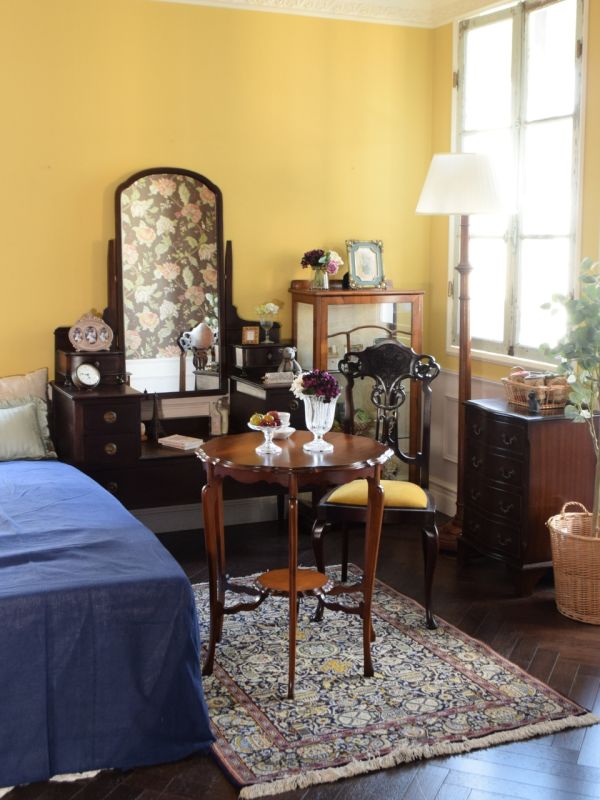 大きなミラーが姿見になるアンティークのドレッサー、イギリスから届い