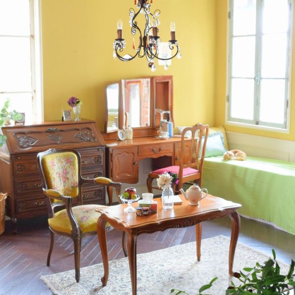 彫刻が美しいライティングビューロー、 英国アンティークの収納付き