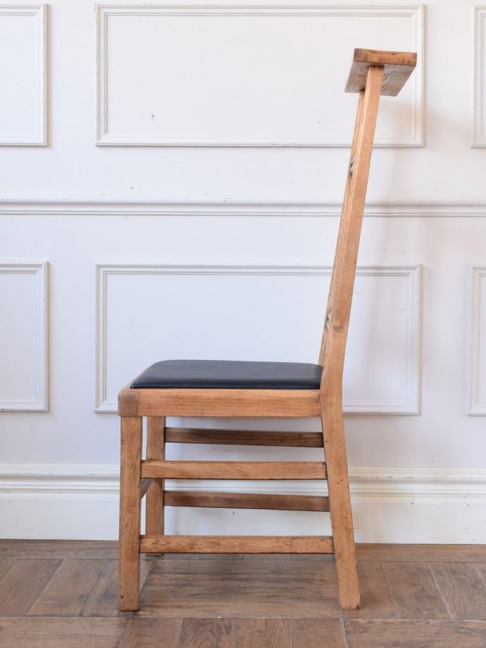 アンティークのチャーチチェア、ポインテッドアーチの背もたれが