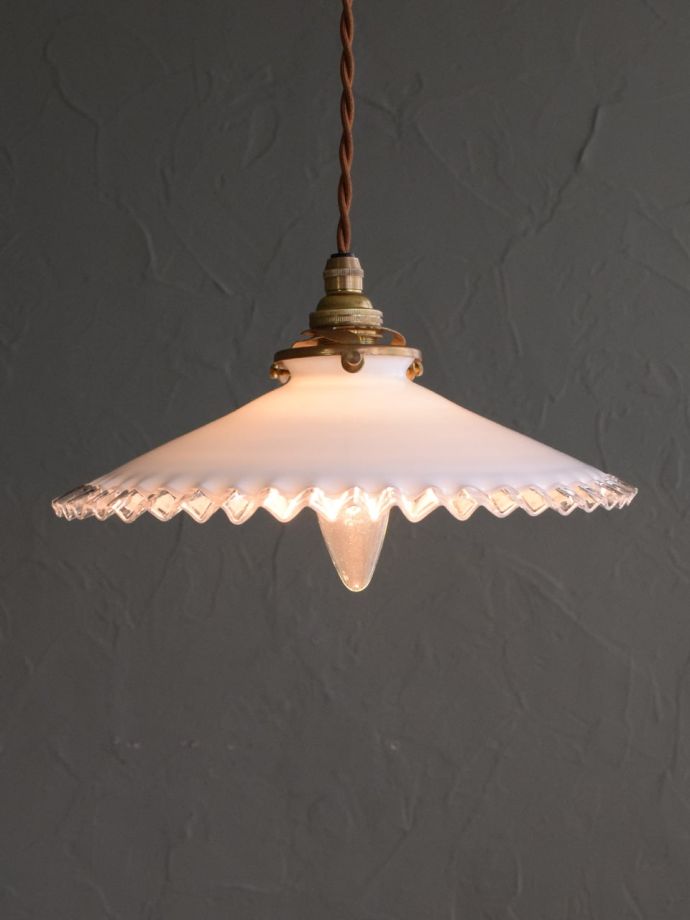 ミルクガラスのフリルシェード、フランスのアンティークペンダント