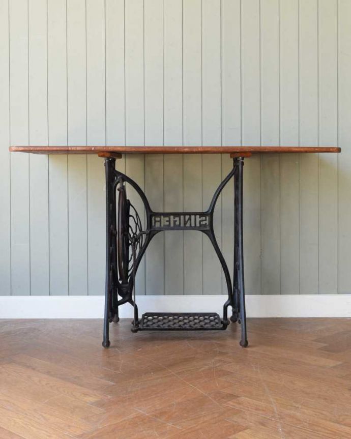 シンガー（SINGER）のミシンテーブル、イギリスで見つけたアンティーク