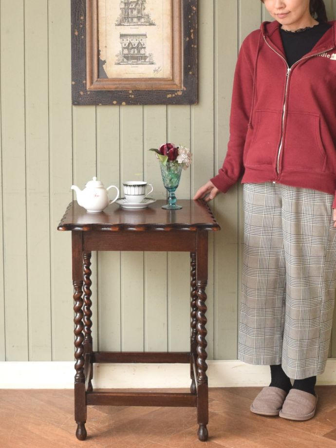 アンティークのサイドテーブル、ツイスト脚の美しい英国の