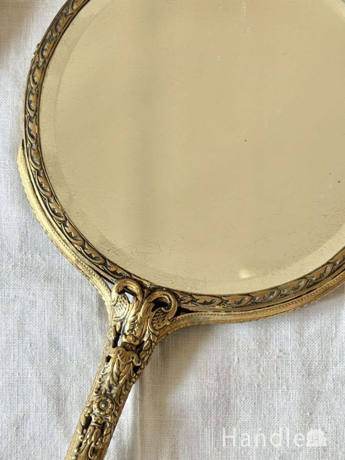 イギリスから届いたアンティークの手鏡、装飾が美しい真鍮のハンド