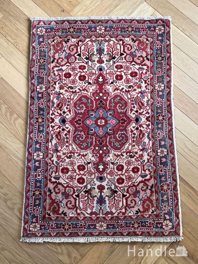 使いやすいサイズのビンテージラグ、個性的なお花の模様がおしゃれな