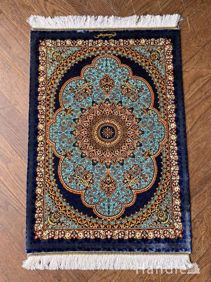 クムシルクのおしゃれなペルシャ絨毯、高級感漂う美しいシルクの絨毯(m